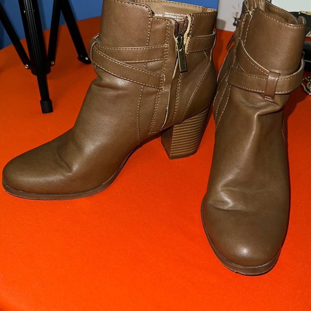 #68 Kenneth Cole Reaction man made Leather